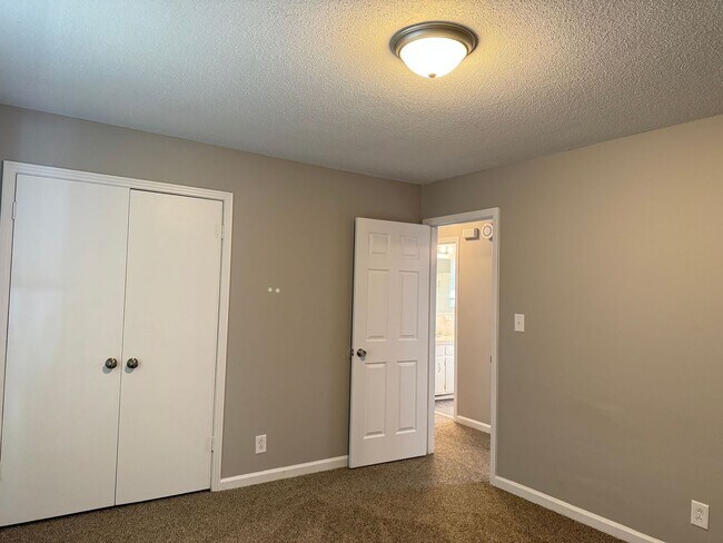 Building Photo - 3 Bedroom/1 Bath near shopping off Wilma R...