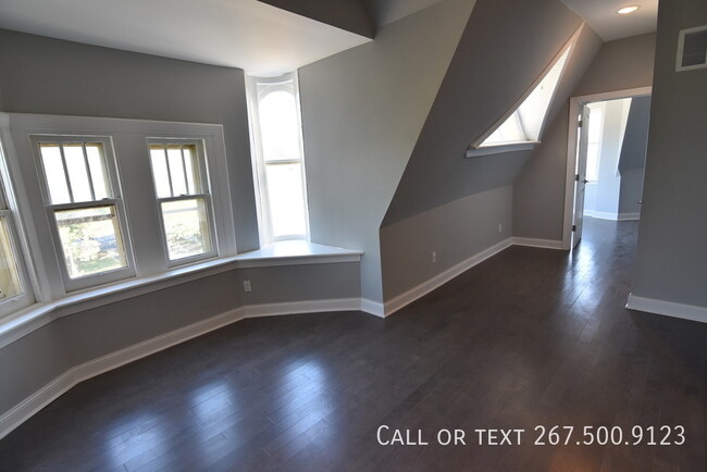 Building Photo - Lovely top floor 1BR unit with the vie of ...