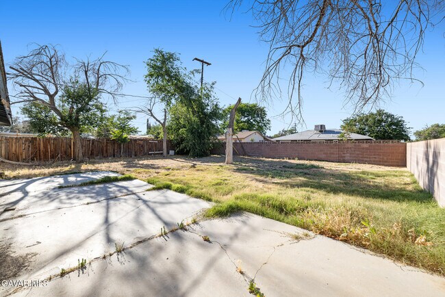 Building Photo - 639 E Ovington St