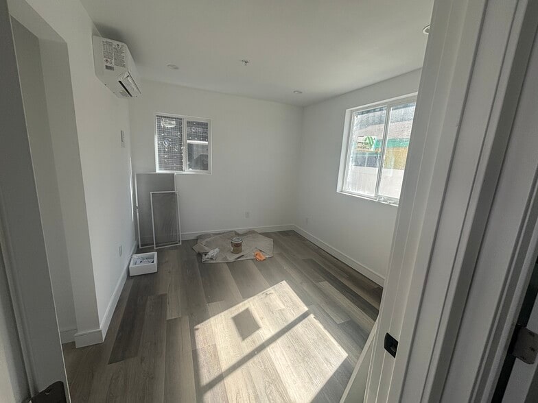 Building Photo - 3006 S Palm Grove Ave