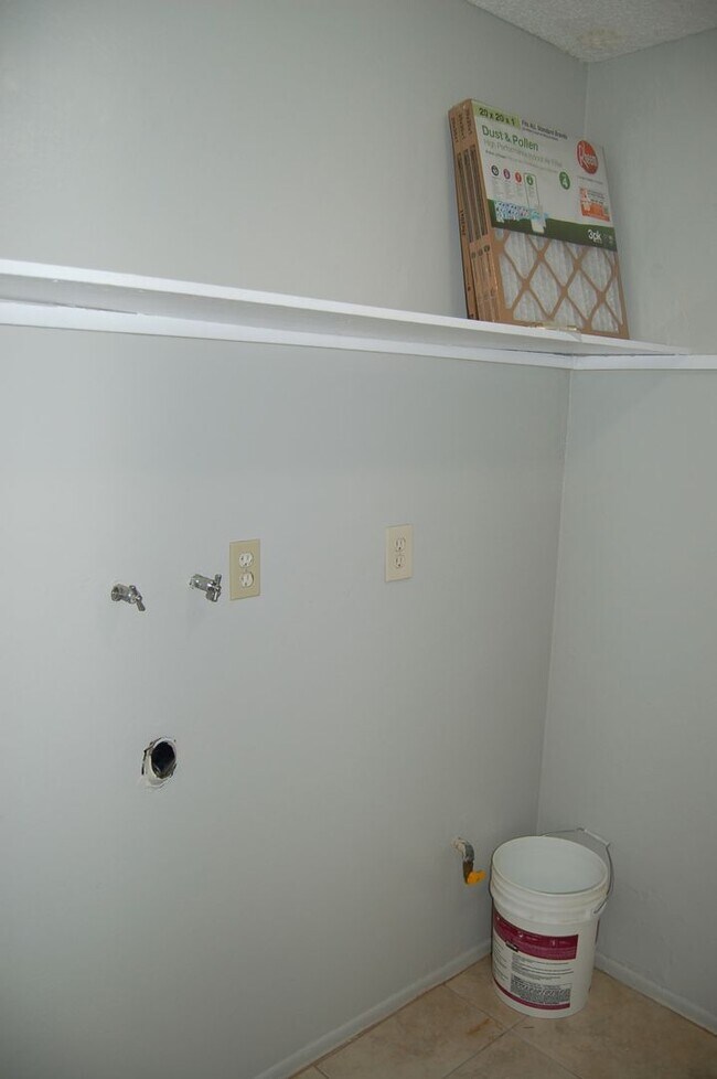 Building Photo - 7185 Acorn Ct