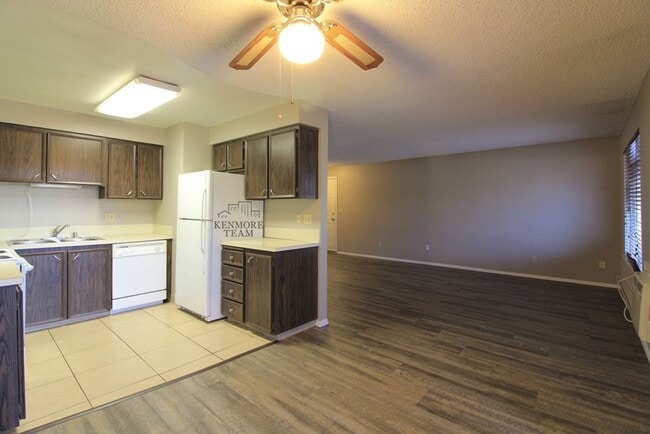 Building Photo - 2 Bedroom, 1 Bath Condo in Kennewick