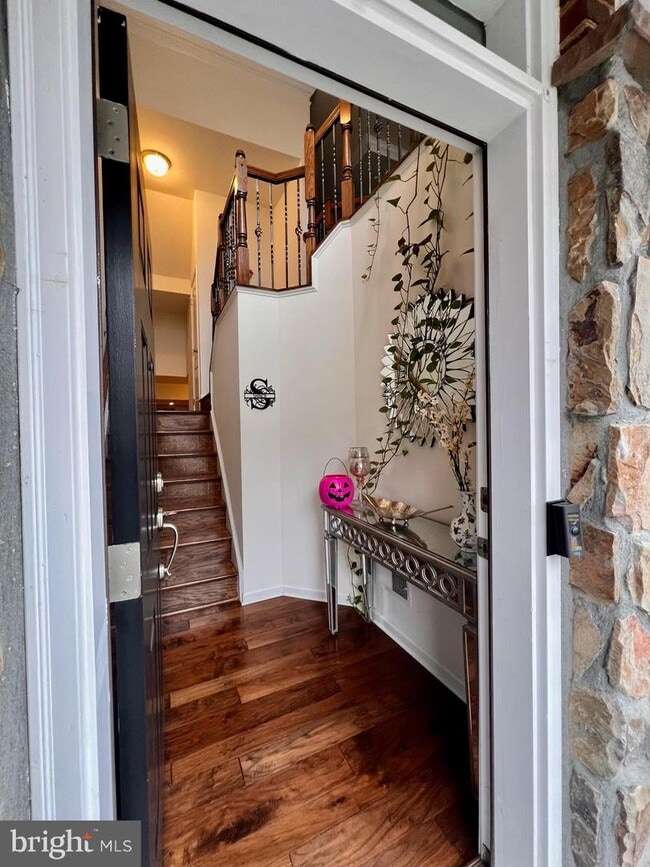 Building Photo - 42843 Edgegrove Heights Terrace