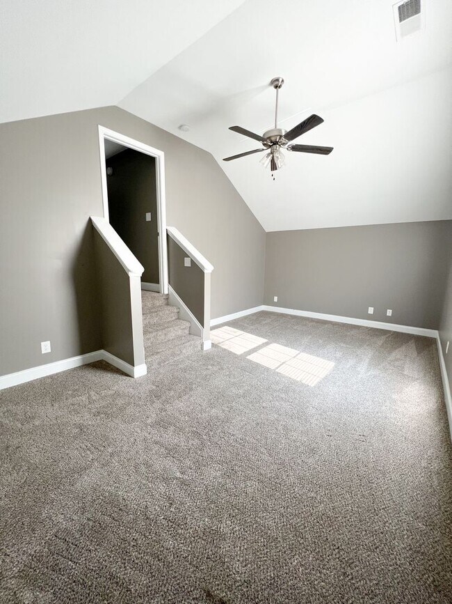 Building Photo - Stunning Single-Family Home! 2 Car Garage,...