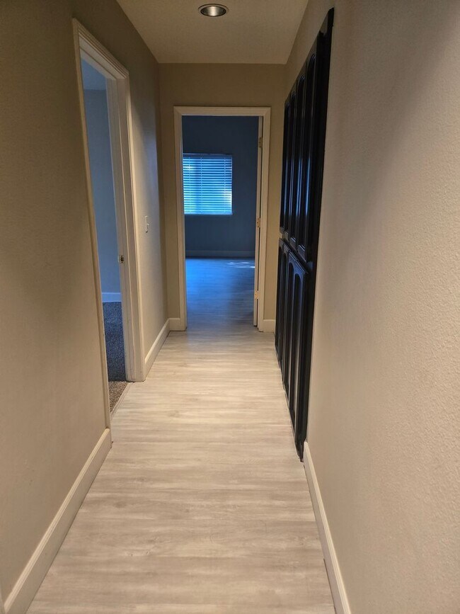 Building Photo - Four bedroom w/ Studio
