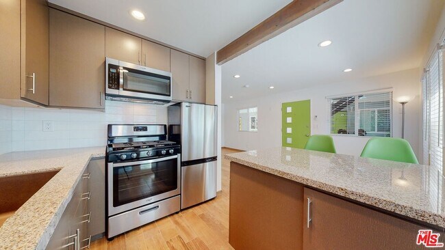 Building Photo - 10333 Santa Monica Blvd