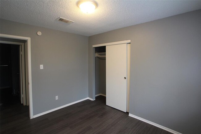 Building Photo - 5423 Farley Dr