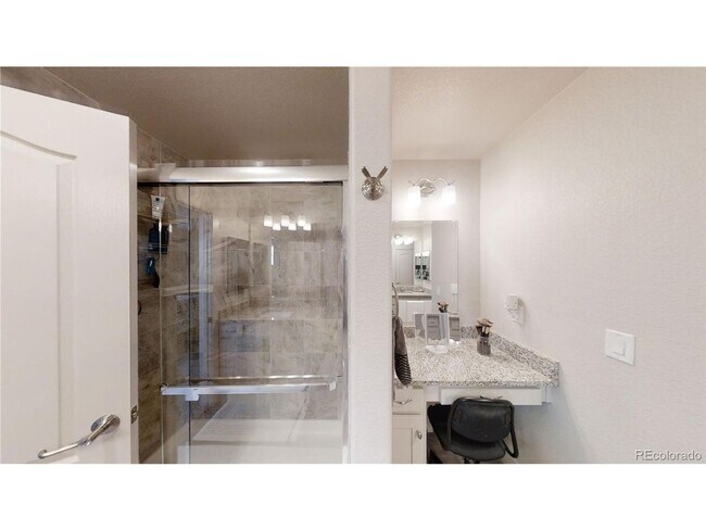 Building Photo - Available 4/2: Beautiful End Unit Townhome in Cherrywood Park