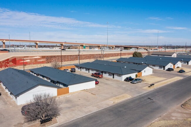 Building Photo - Centrally located 2BR/1BA | Updated | Wate...
