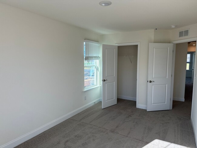 Building Photo - Gorgeous 3 Bedroom End Unit Townhome, Avai...