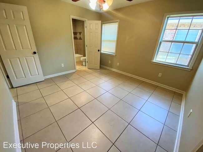 Building Photo - Spacious 2-Bedroom Duplex Near McNeese Sta...