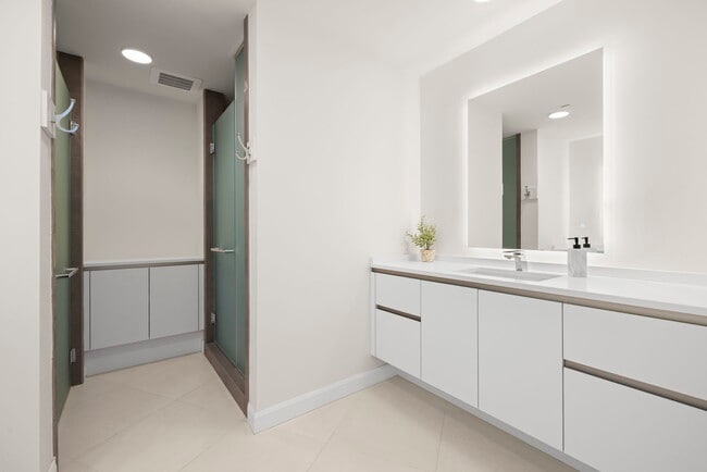 Building Photo - 2900 W Bay to Bay Blvd