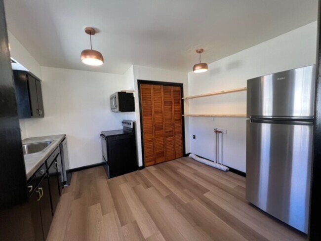 Building Photo - Charming 2BR Apartment Near Downtown Urbana + Garage