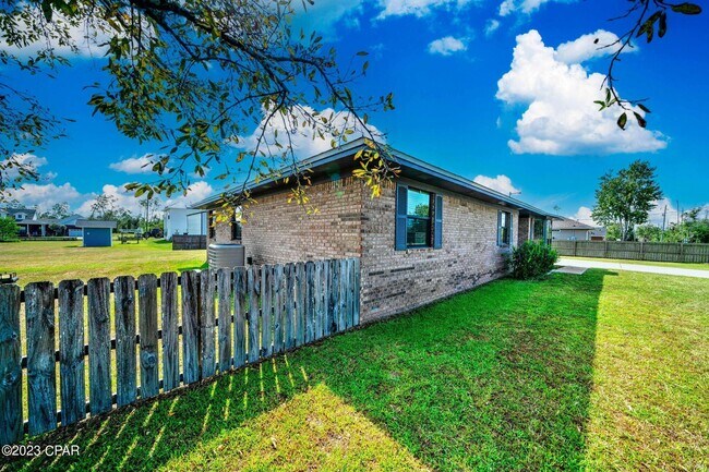 Building Photo - 2422 Thames Dr