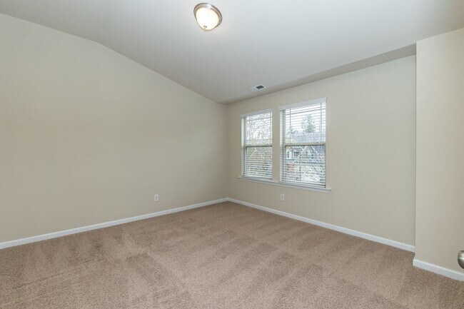 Building Photo - Gorgeous LARGE Family Home!