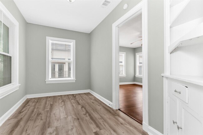 Building Photo - 5705 Ross Ave