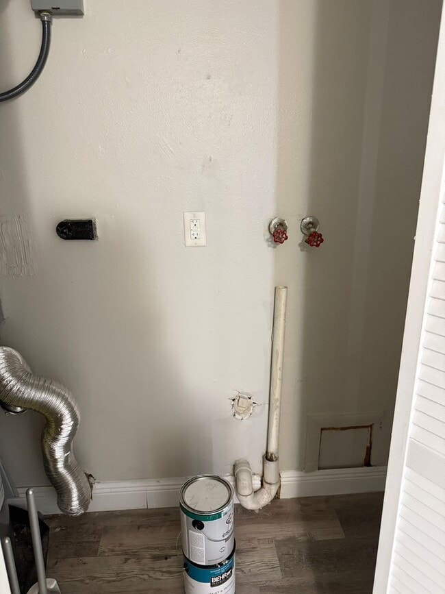 Building Photo - 2/1 UPDATED UNIT in a Triplex