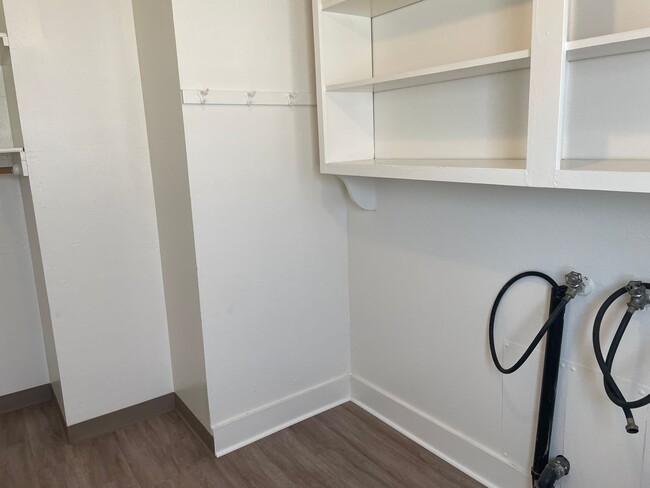 Building Photo - Lake View Apartment for Rent!!!