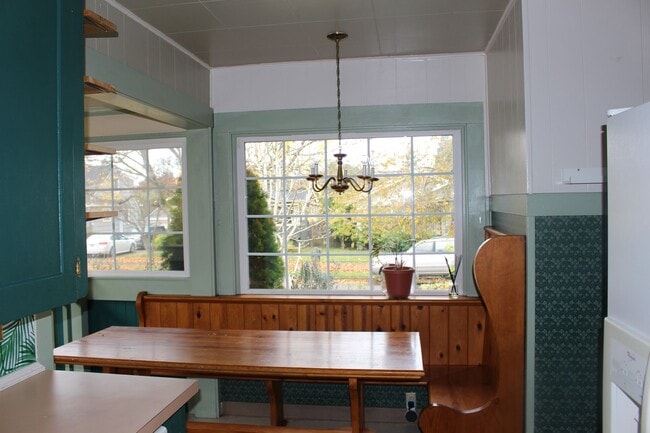 Building Photo - Charming bungalow with bonus office or Art...