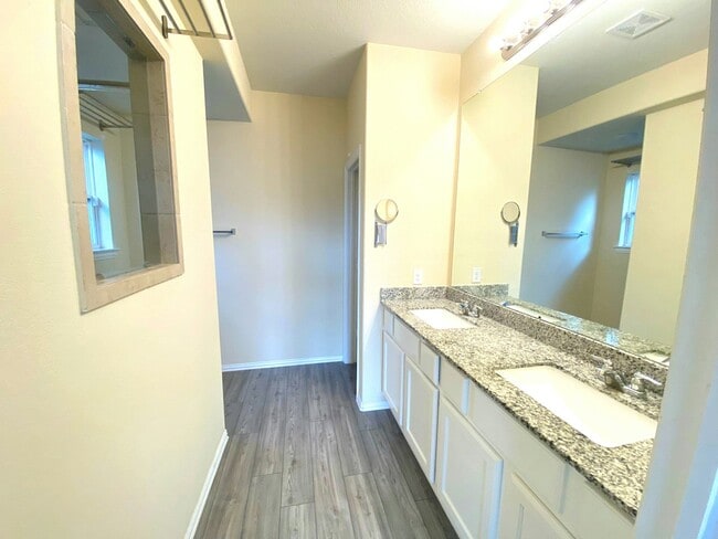 Building Photo - 29880 Dovetail Blf Ln