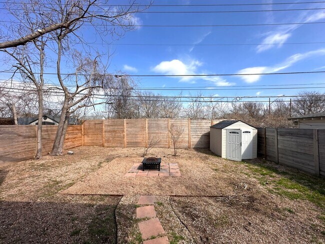 Building Photo - Two Story 3 Bedrooms 2.5 Bathrooms Home for Rent in Prime East of Austin Location, nearby Muller ...