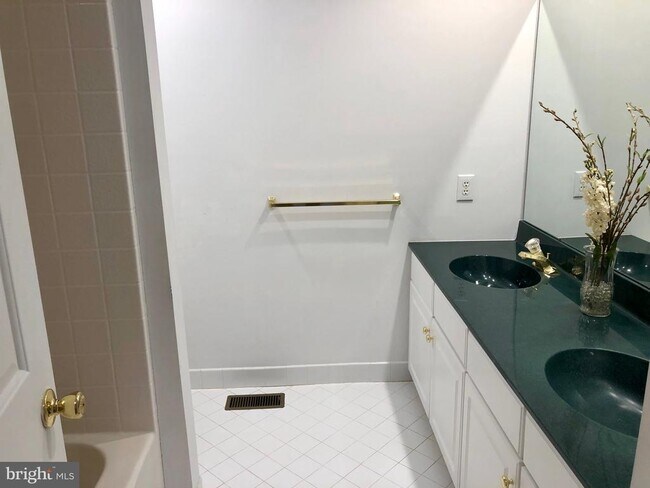 Building Photo - 1081 Chanticleer