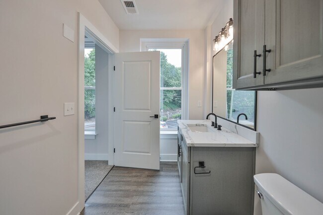 Building Photo - Brand New Luxury unit on Broadway in Bangor!