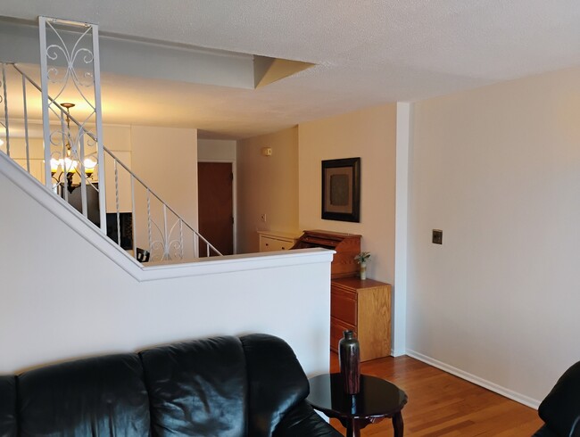 Building Photo - 553 W Park Ave