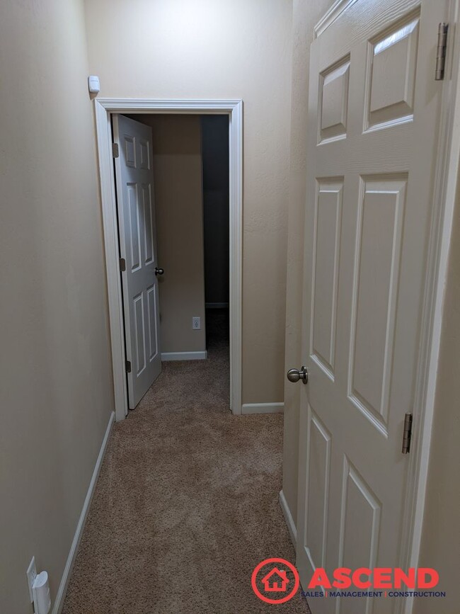 Building Photo - 4 BEDROOM 2 BATH HOUSE IN SOUTHWEST CUL-DE-SAC