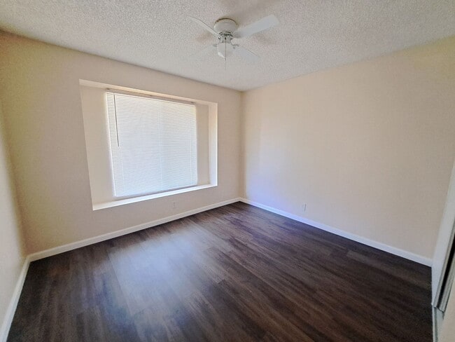 Building Photo - Beautiful Condo!