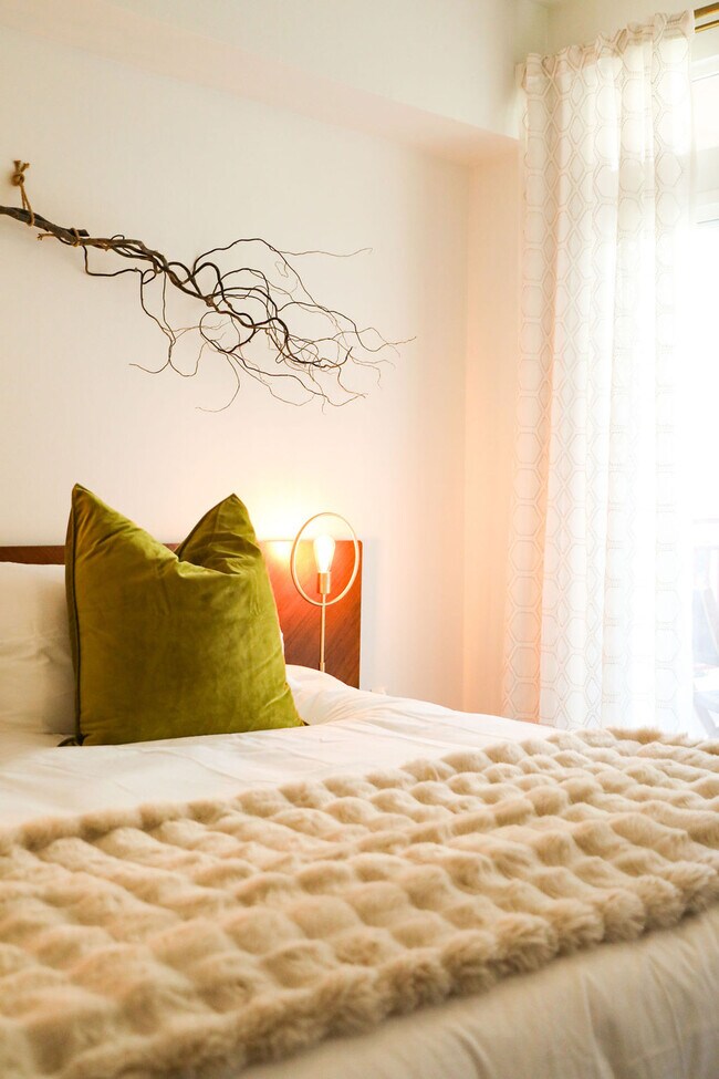 Building Photo - 2419 Fifth Ave