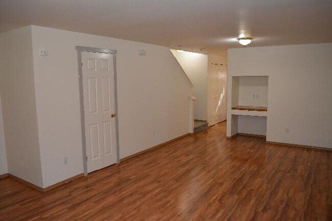 Building Photo - Spacious 3 bedroom townhome on cul-de-sac