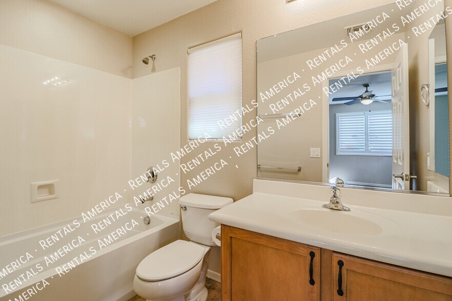 Building Photo - 3625 E Zachary Dr