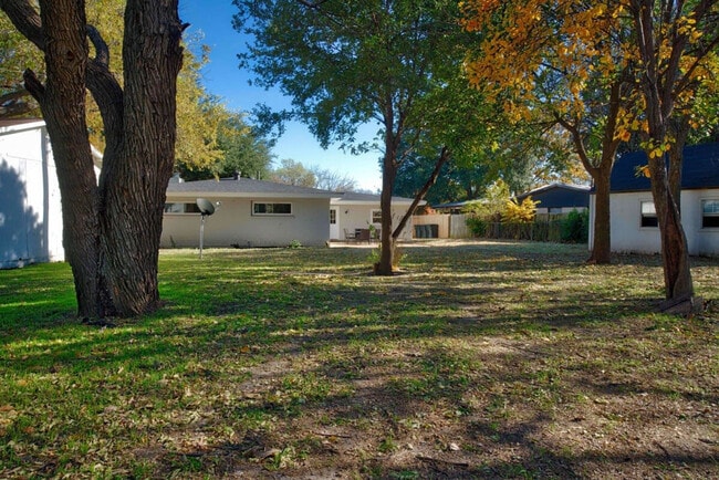 Building Photo - 1919 Puritan Dr