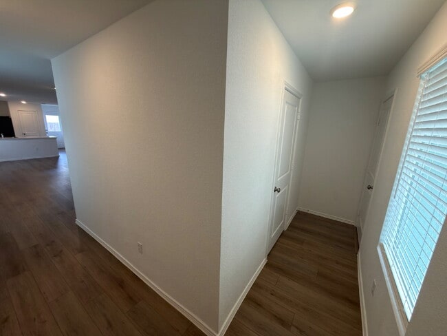 Building Photo - Three bed two bath two car garage in Sunset Oaks community.