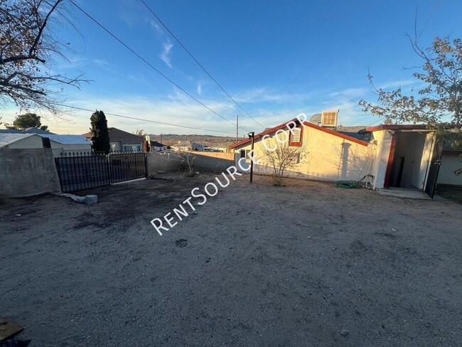 Building Photo - 1040-1042 Flora St