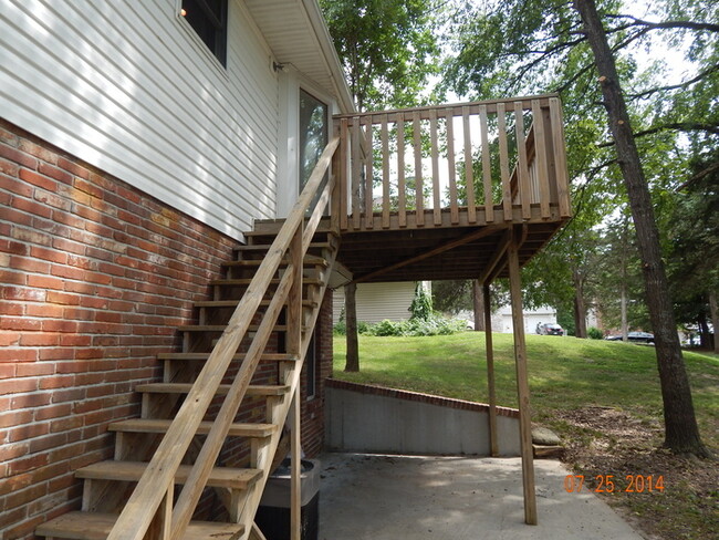 Building Photo - 3 bedroom, 2.75 bath, 2 car garage, family...