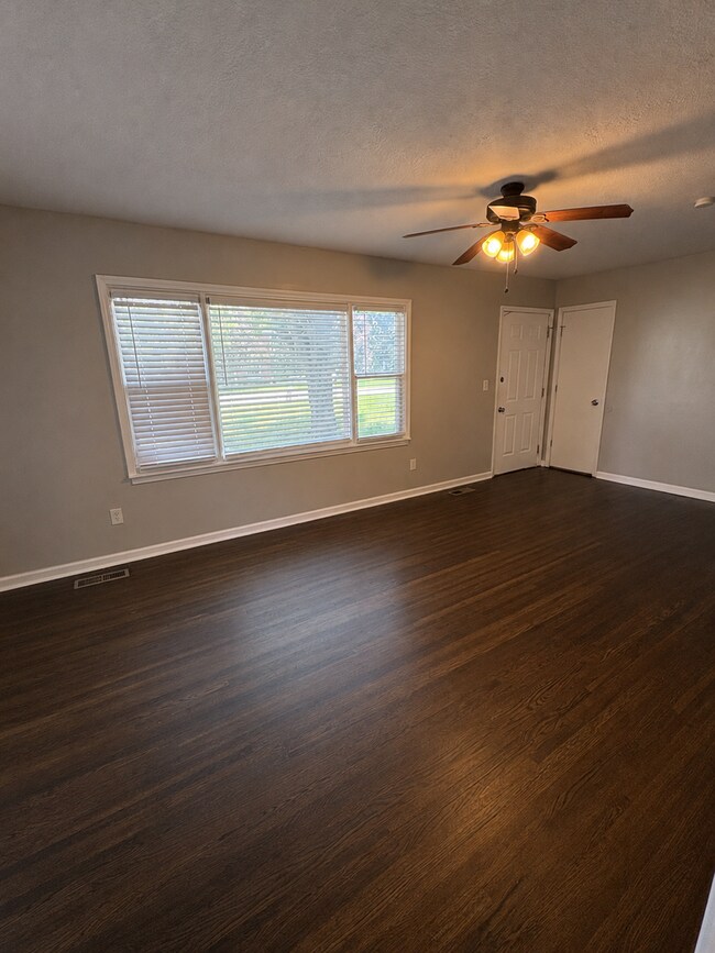 Building Photo - Well-Located 3 Bed, 1 Bath Home in Convenient Independence Neighborhood