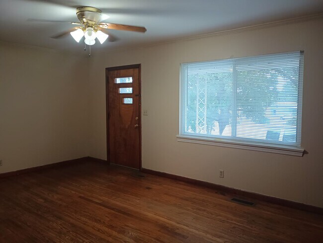 Building Photo - Don't Miss this 2 bedroom with Garage, Lar...