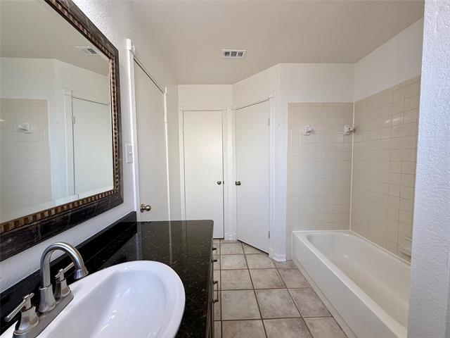 Building Photo - 2611 Fountainview Dr