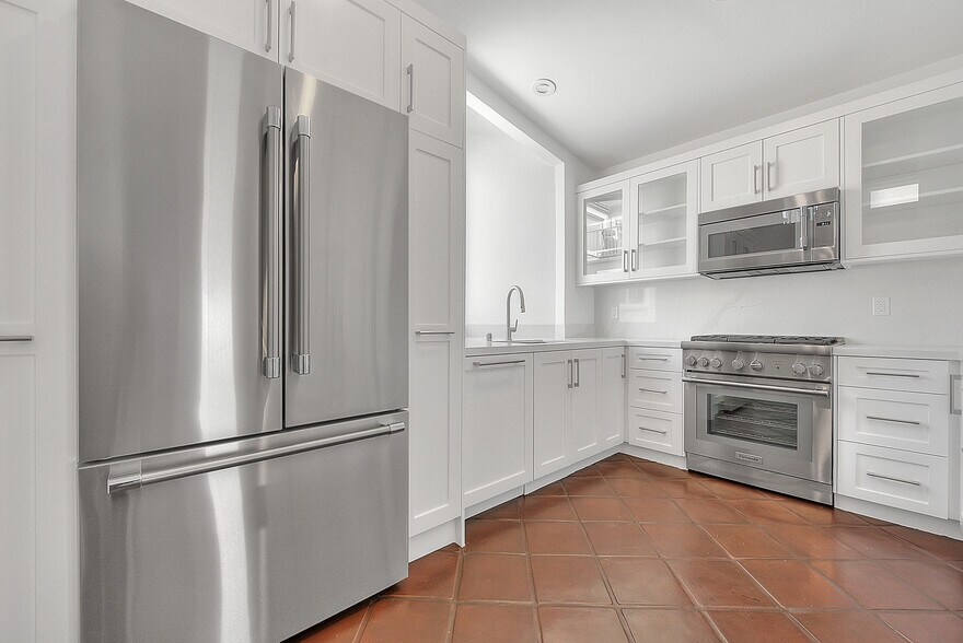 Building Photo - 310 Bayview Dr