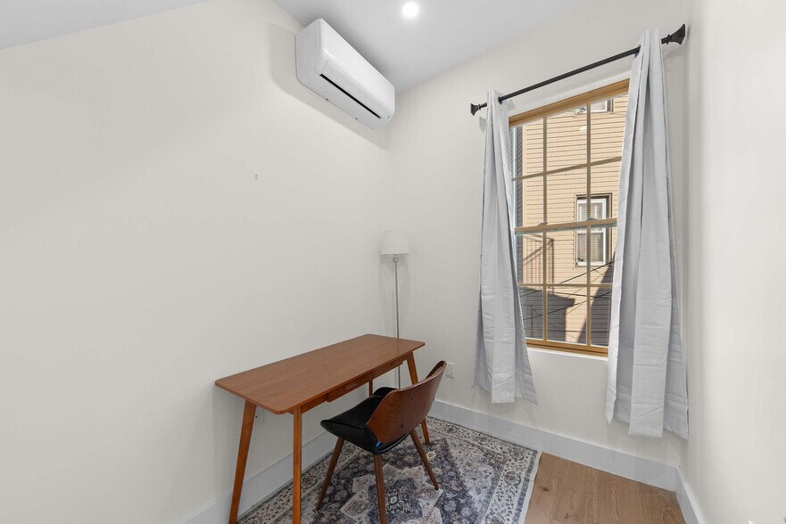 Building Photo - 10 Hausman St