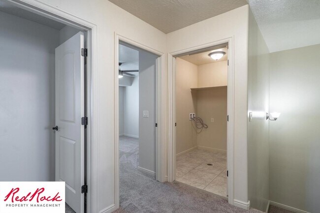 Building Photo - Cozy Townhome with Community Pool