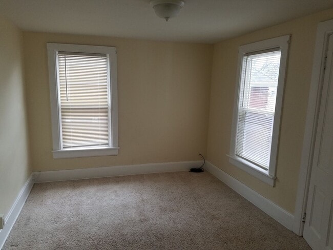 Building Photo - 3 bedroom 1 bath house