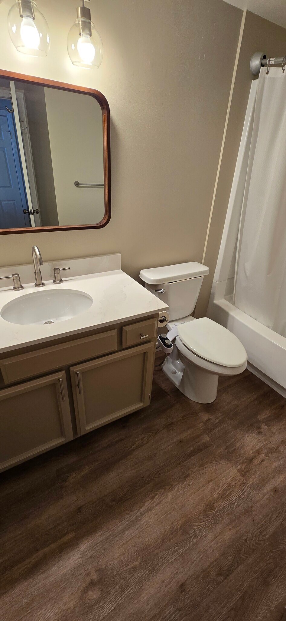 Master Bedroom Full Bath - 4750 Templeton St