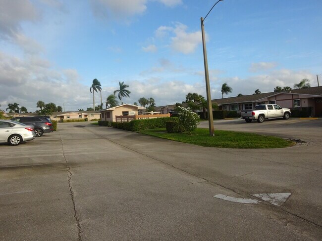 Building Photo - 2763 Dudley Dr W