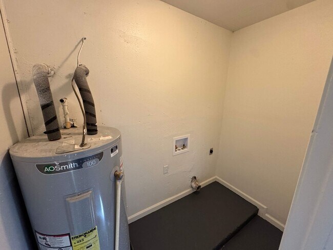 Building Photo - Spacious and recently remodeled 3 bedroom, 2 bathroom home located in a quiet neighborhood in Cop...