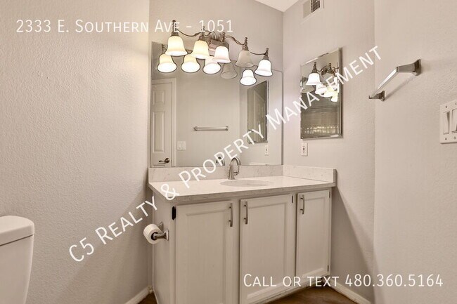 Building Photo - Adorable 2 Bed/2 Bath Tempe Townhouse