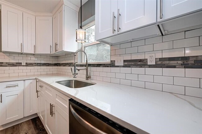 Building Photo - 3918 Stillview Dr