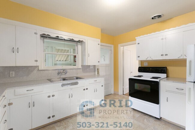 Building Photo - Charming 2 Bedroom Available in Popular N Kenton Neighborhood!